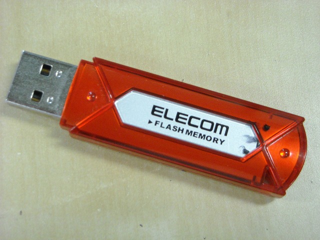 USBメモリー（elecom製16GB-赤色）の画像