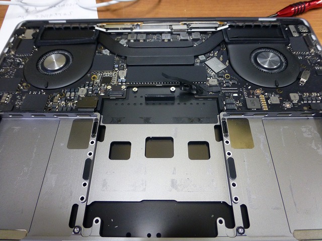 macbook pro 13インチバッテリー膨張の画像