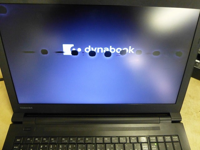 dynabook satellite pro R50-Bの液晶割れ画像